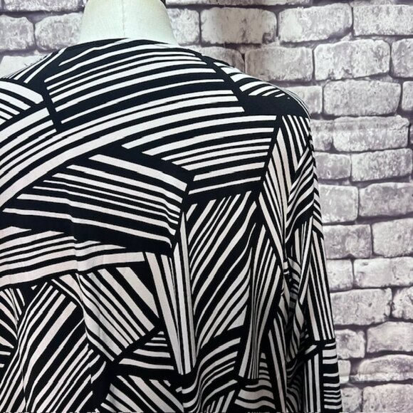 Susan Graver Black & White Decorative V-Neck Blouse Size 1X - Picture 5 of 7